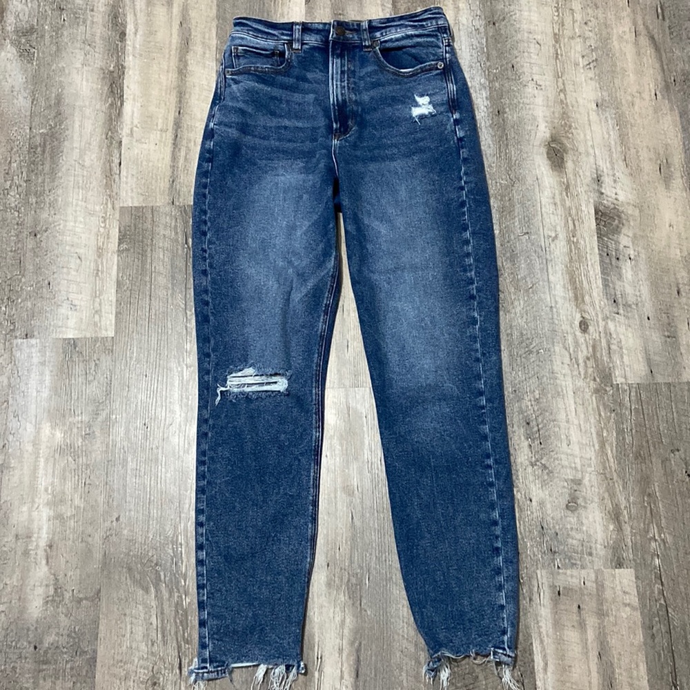 Dark wash, loose fitting jeans with small hole in the knee